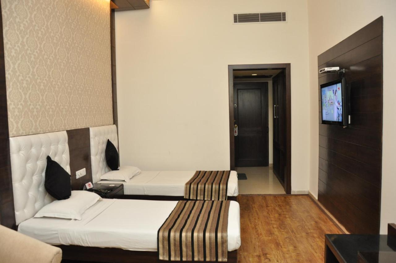 Hotel Parbhat Inn Панчкула Екстер'єр фото
